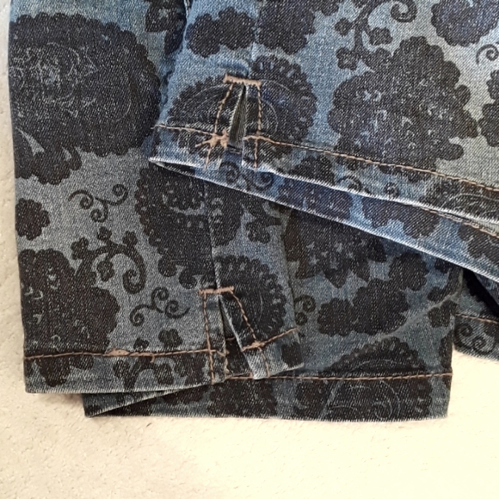 Seven7 Blue Jean Shorts with Stretch. Women's Size: Waist 10x4.5 Inseam. - Picture 4 of 8